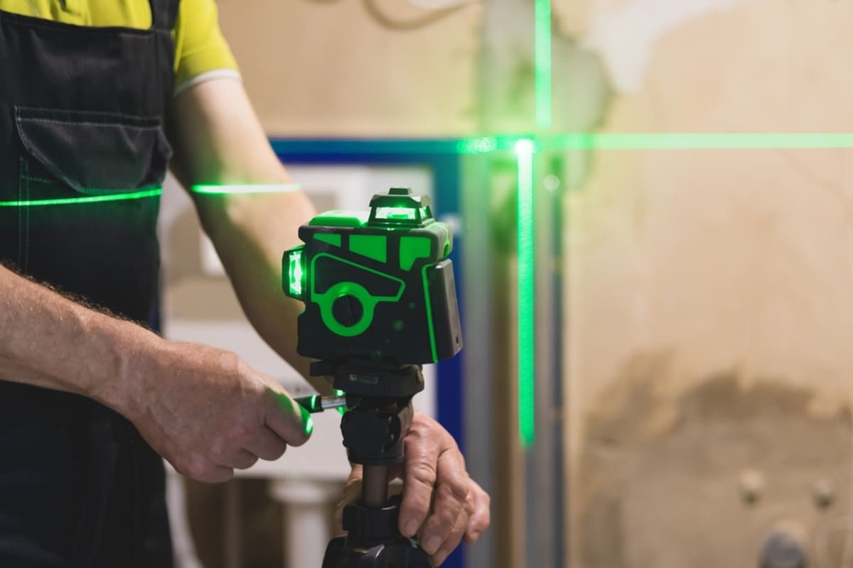 Nivela laser pentru gresie si faianta de la Bitmi: recomandari pentru incepatori