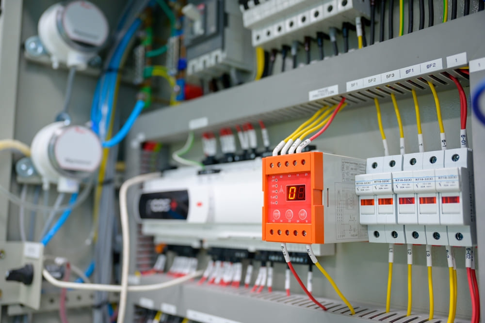 bitmi-panou-de-control-cu-releu-monitorizare-tensiune