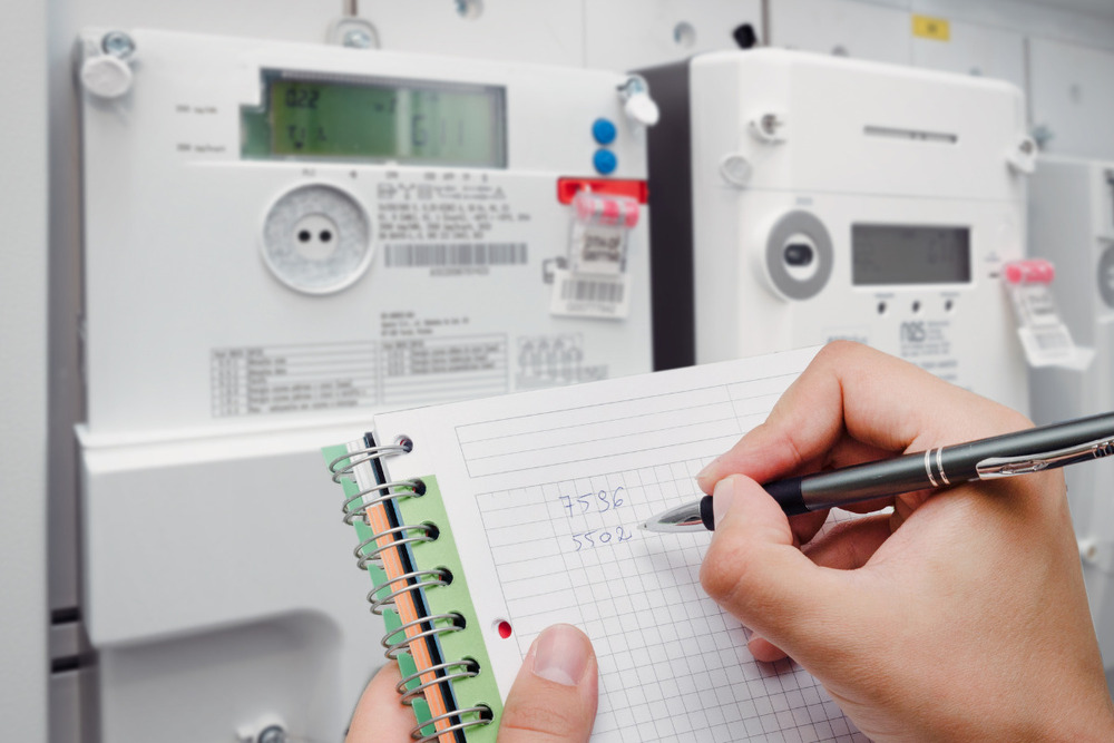 bitmi-persoana-notand-indexul-contorului-electric digital