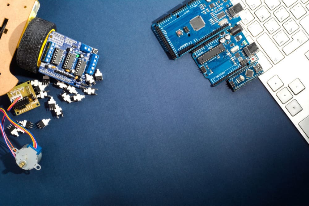 Care este diferenta intre Arduino Uno si Arduino Mega pentru o placa de dezvoltare in proiecte complexe? Descopera recomandarile Bitmi