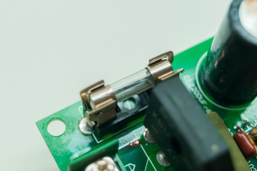 bitmi-siguranta-fuzibila-pe-placa-de-circuit-electric
