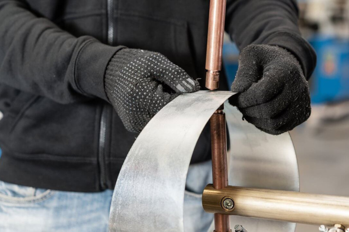 bitmi-sudor-care-plaseaza-foi-metalice-in-masina-de-sudura