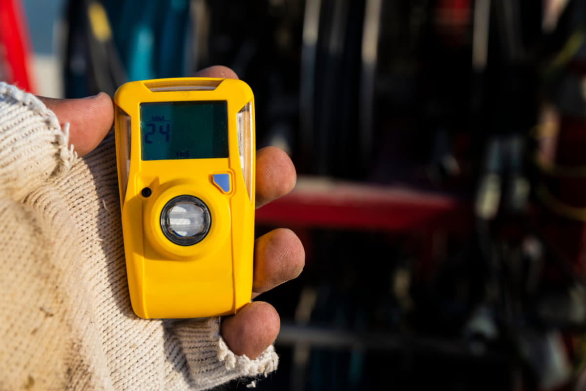bitmi-tehnician-care-verifica-gazul-cu-detector-de-gaz-propan