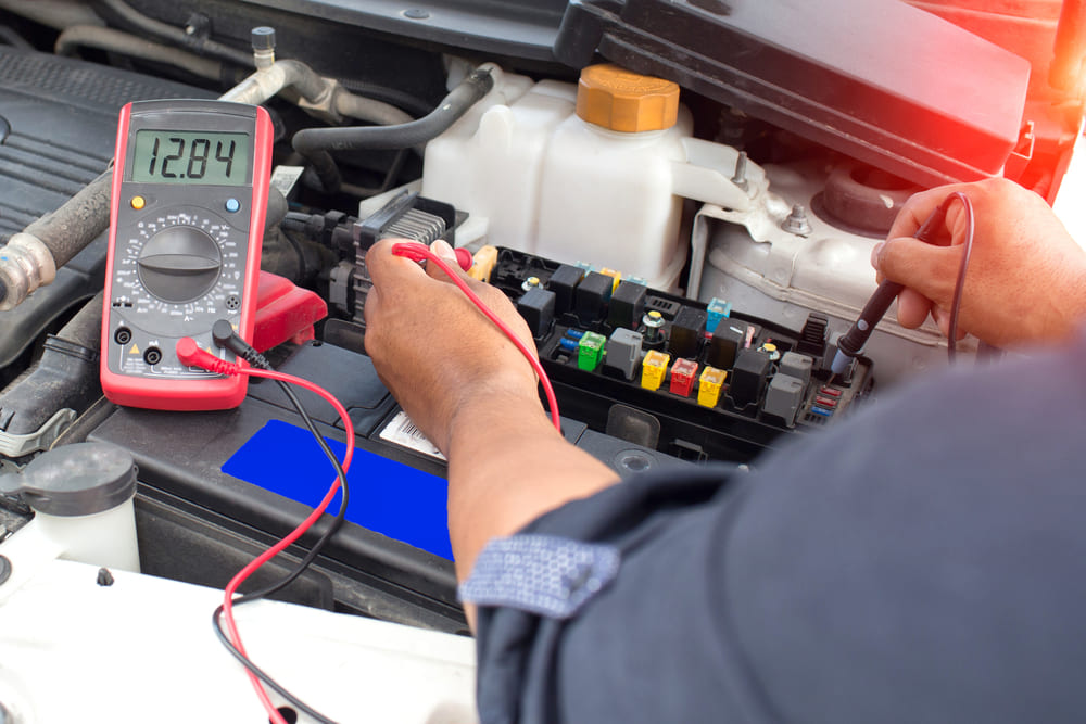 bitmi-tehnician-folosind-multimetru-digital-la-masina