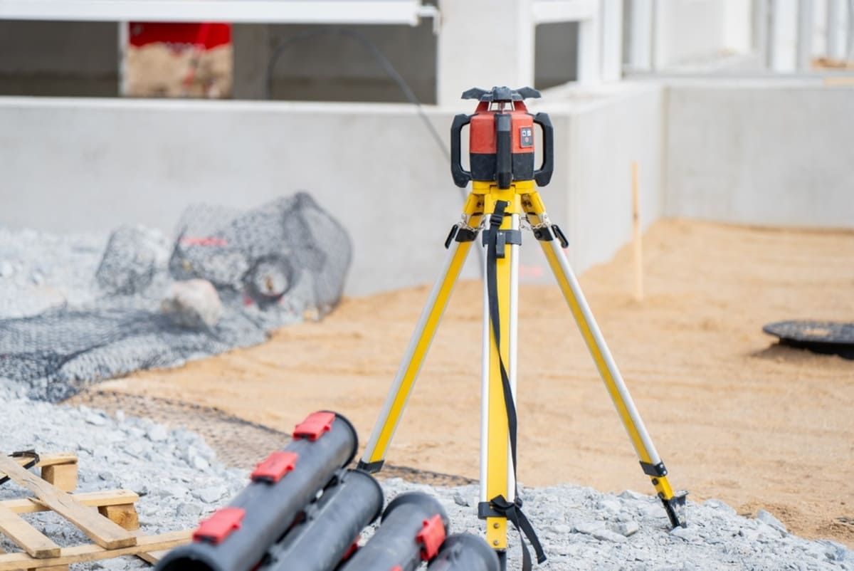 bitmi-utilizare-nivela-laser-in-exterior-pe-santier