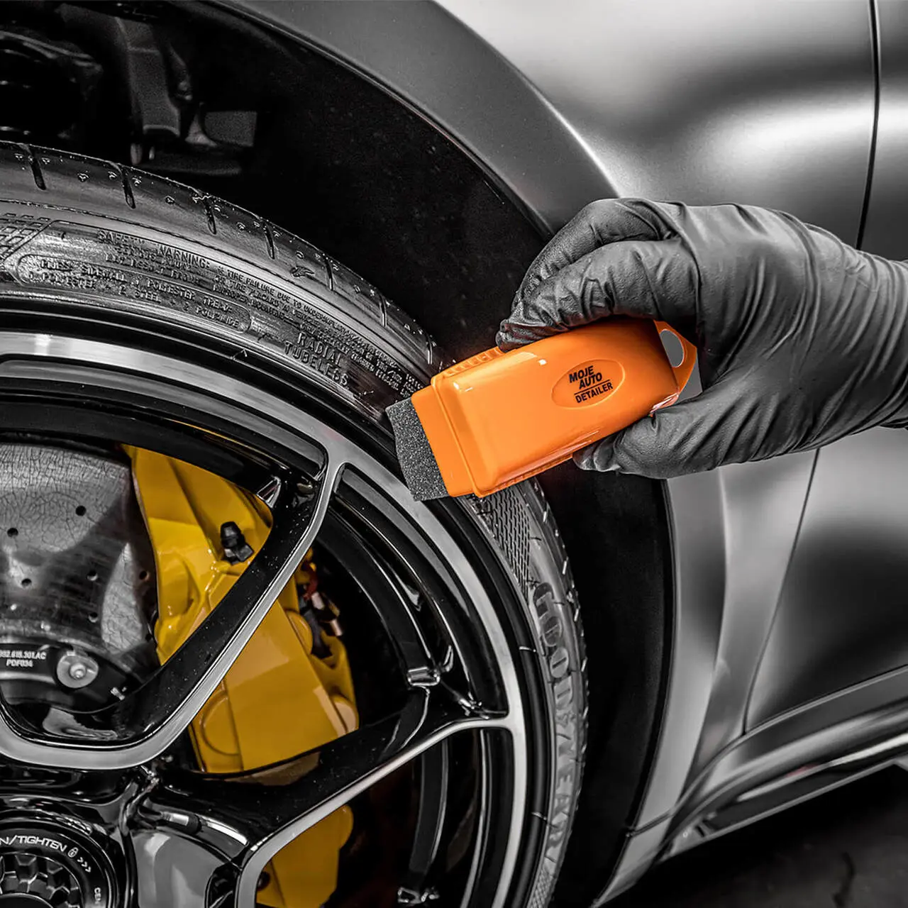 Burete aplicator dressing pentru anvelope auto in carcasa de plastic [2]