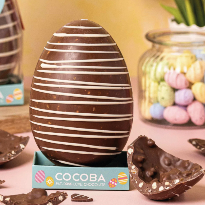 Eggstraordinar - Ou gigant de ciocolata cu lapte si bucati de caramele si fursec 250G [3]