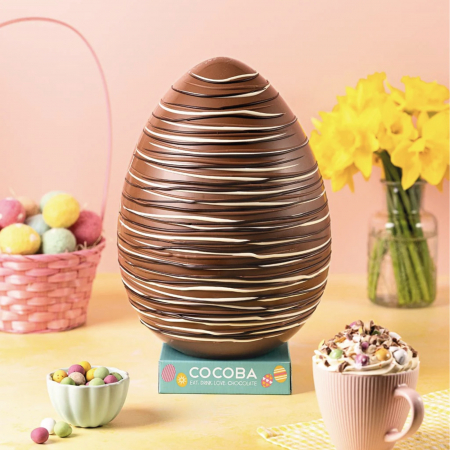 Cadouri pentru copii - Eggstraordinar - Ou gigant de ciocolata cu lapte si bucati de caramele si fursec 250G