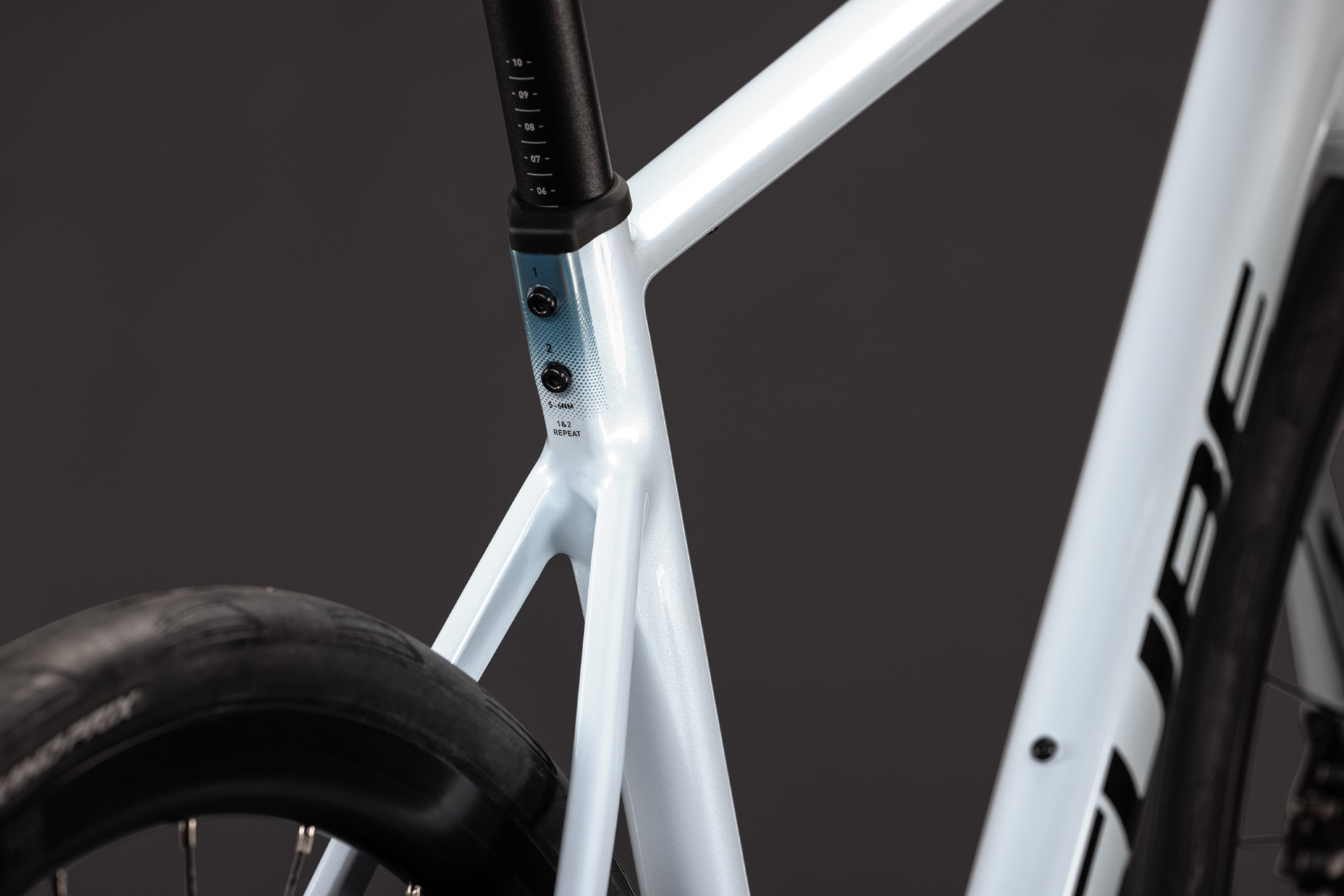 BICICLETA CUBE ATTAIN RACE GLACIER BLACK 2027 58 cm [2]