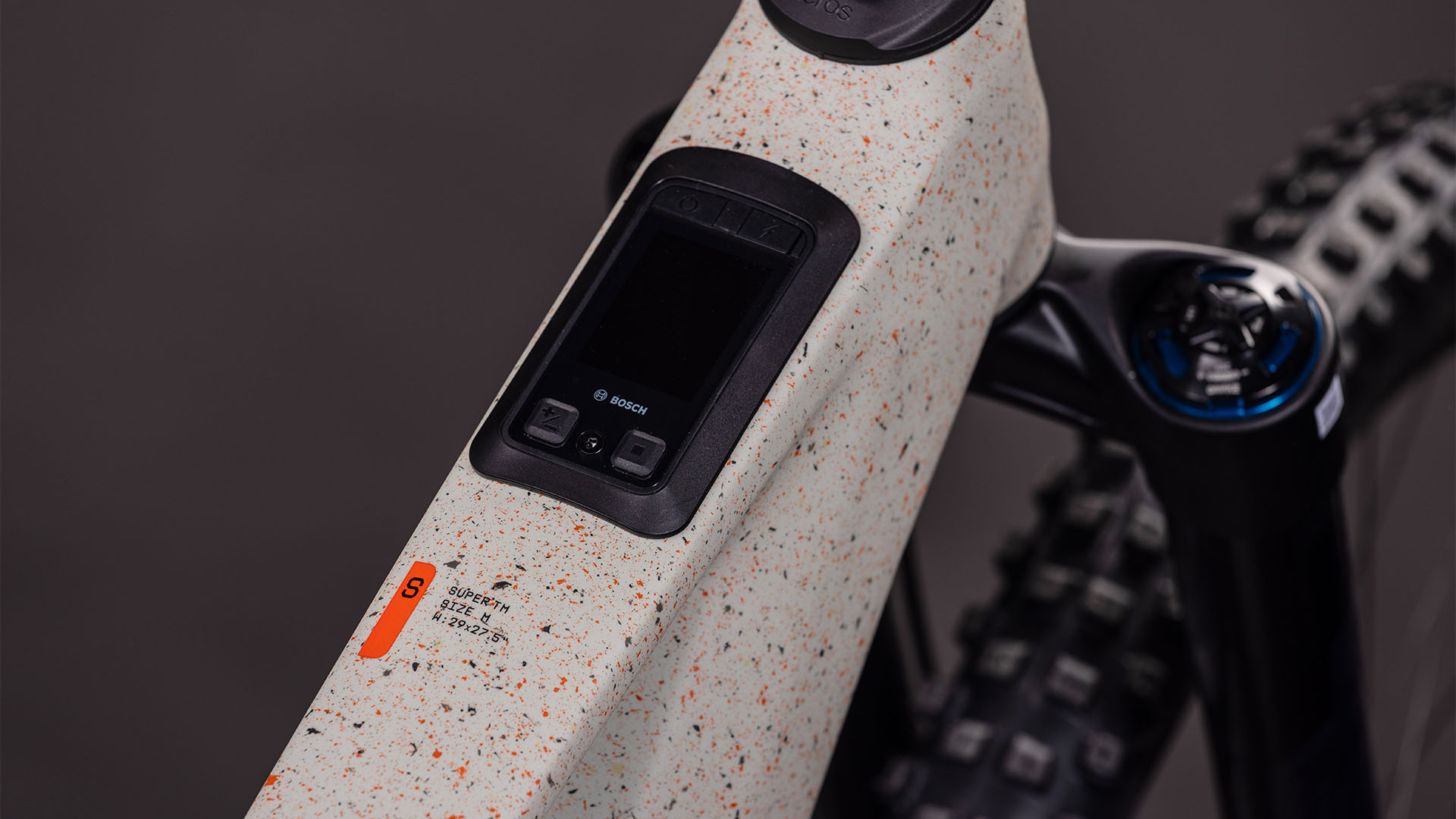 BICICLETA ELECTRICA CUBE AMS HYBRID 177 C:62 SUPER TM 600X REEDBEIGEGRIT ORANGE 2026 XL [1]