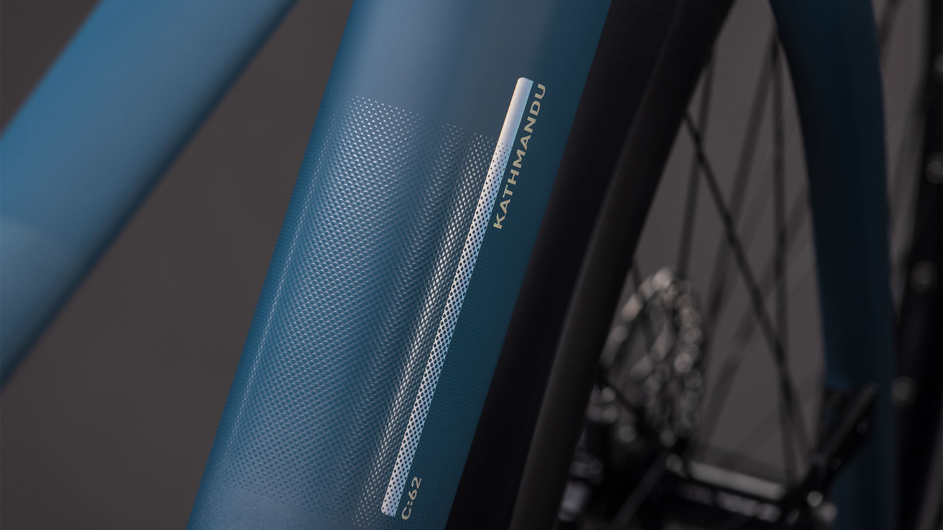 BICICLETA ELECTRICA CUBE KATHMANDU HYBRID C:62 PRO 400X SPECTRALBLUE PRISM 2026 62 cm [2]