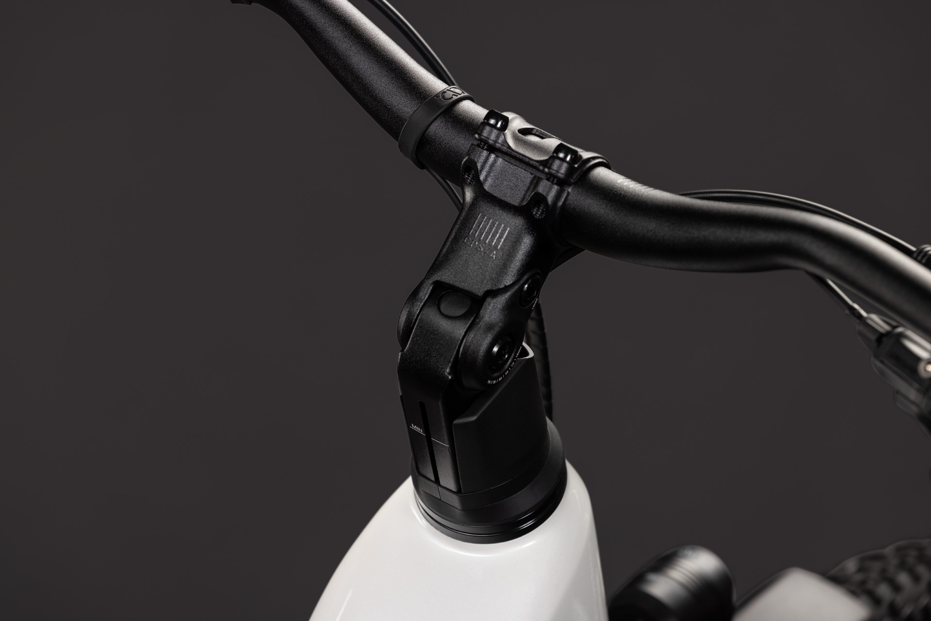 BICICLETA ELECTRICA CUBE NURIDE HYBRID PERFORMANCE 720 EASY ENTRY METALLICWHITE GREY 2027 46 cm [2]