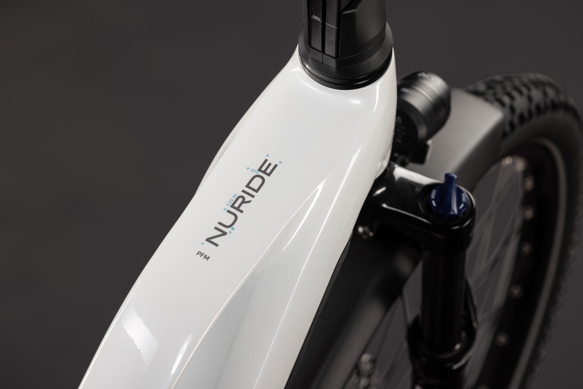 BICICLETA ELECTRICA CUBE NURIDE HYBRID PERFORMANCE 720 TRAPEZE METALLICWHITE GREY 2027 54 cm [1]
