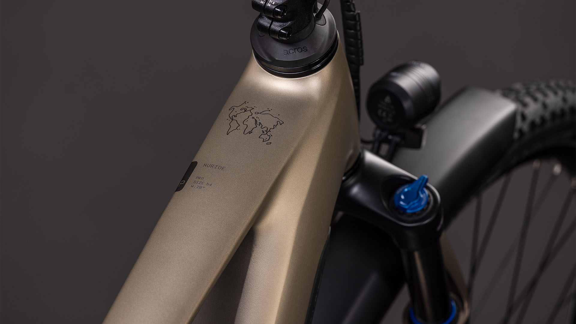 BICICLETA ELECTRICA CUBE NURIDE HYBRID PRO 600 FLASHSTONE CHROME 2026 50 cm [1]