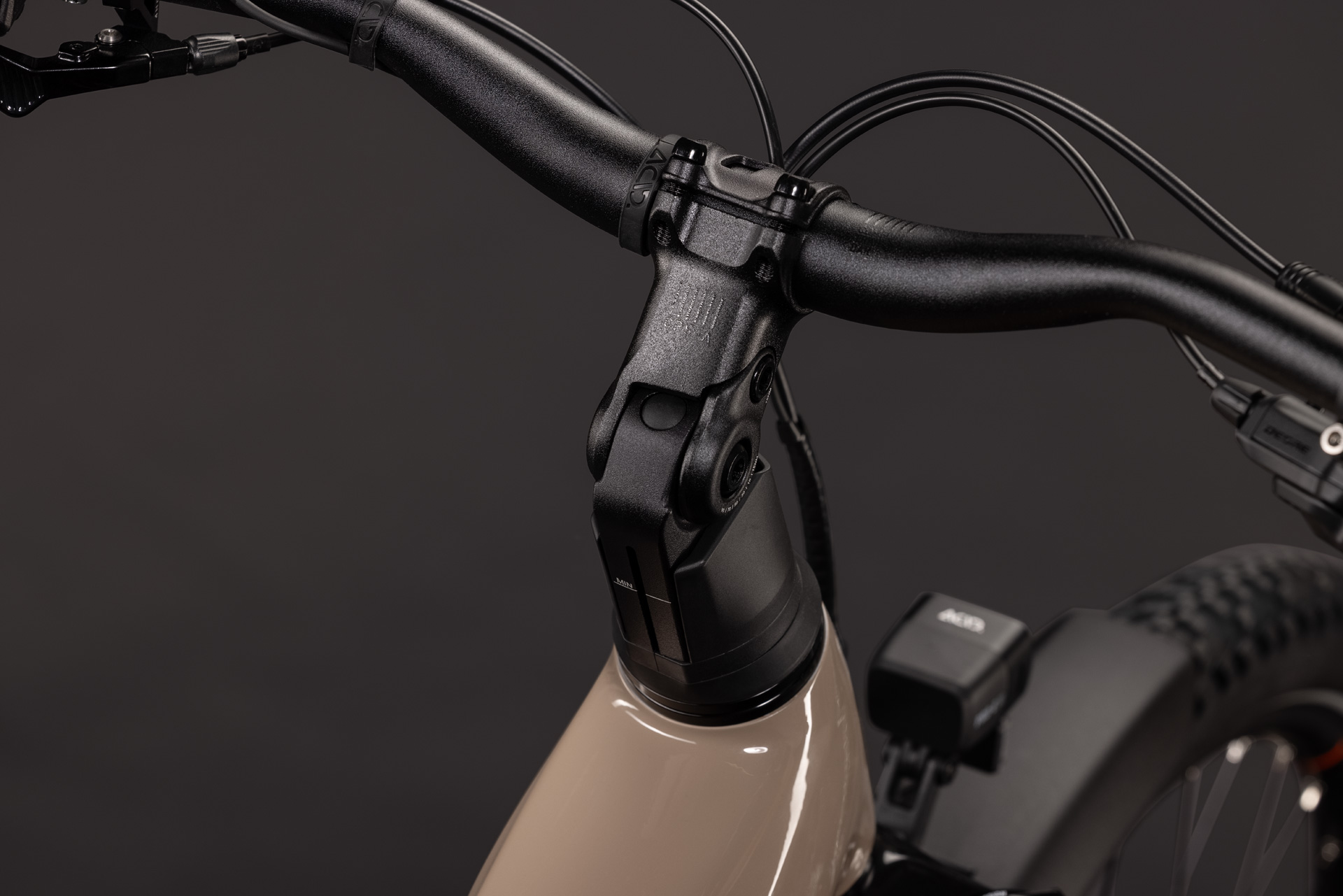 BICICLETA ELECTRICA CUBE NURIDE HYBRID PRO 800 TRAPEZE CAPPUCCINO BLACK 2027 58 cm [1]