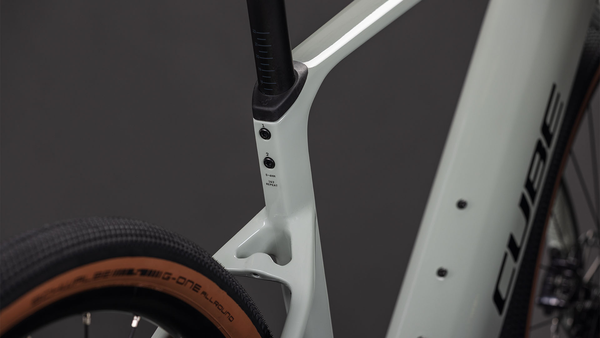 BICICLETA ELECTRICA CUBE NUROAD HYBRID C:62 RACE 400X REEDBEIGE BLACK 2026 XL [2]