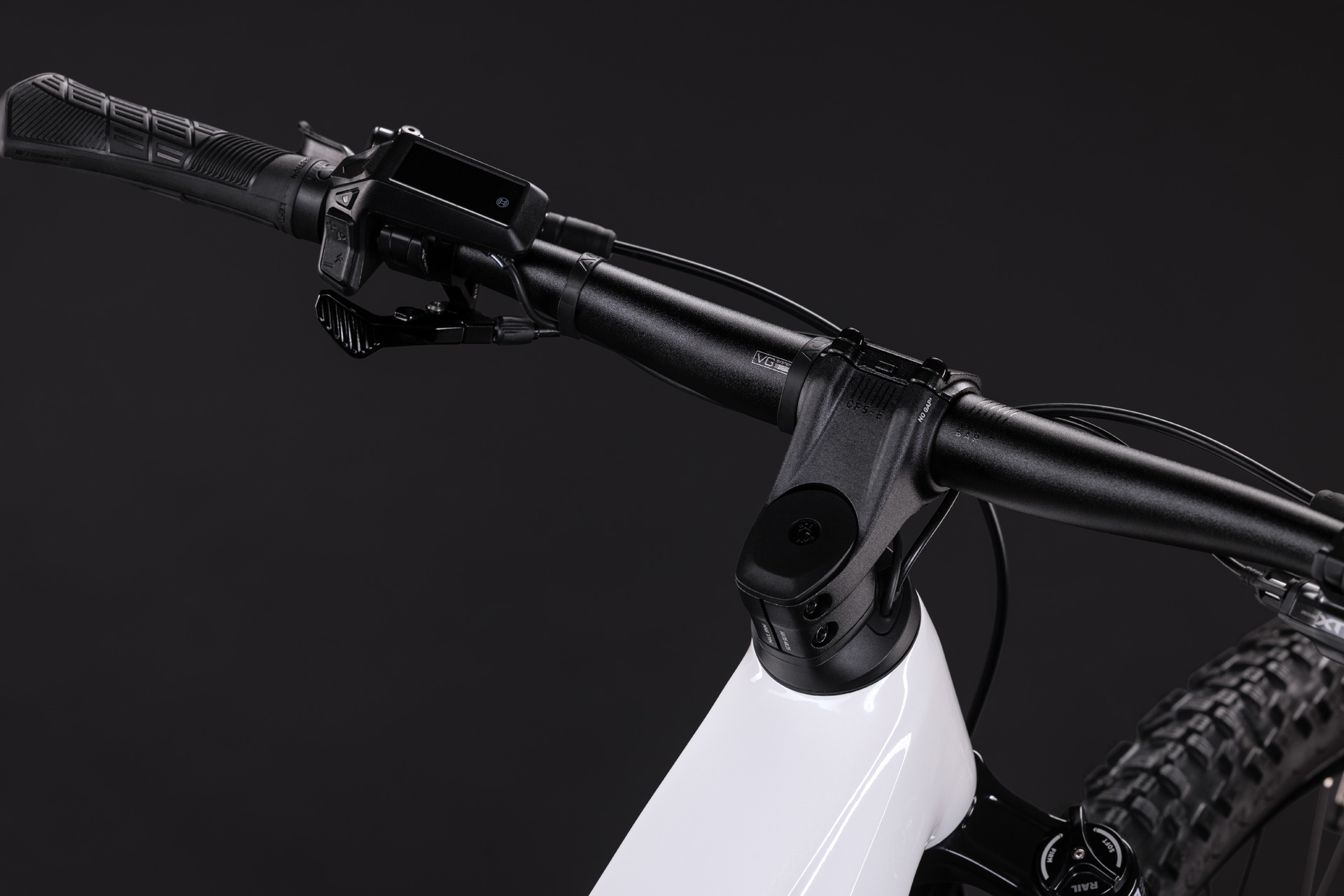 BICICLETA ELECTRICA CUBE REACTION HYBRID RACE 800 TRAPEZE SNOW BLACK 2027 cadru XL (22") - roti 29 [1]