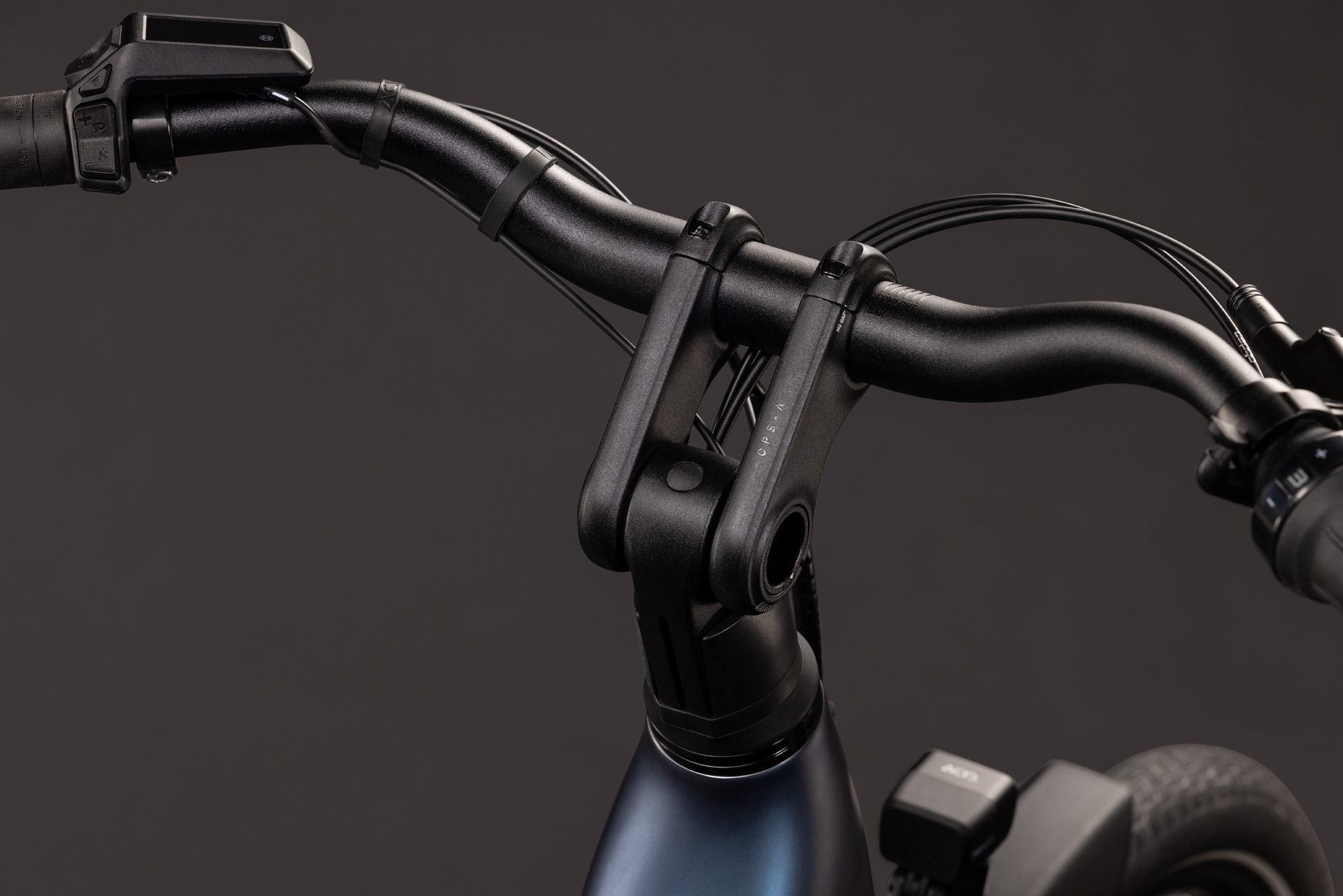 BICICLETA ELECTRICA CUBE SUPREME HYBRID DELUXE ONE 600 EASY ENTRY NAVYBLACK BLACK 2027 cadru 42cm - roti 26 [1]
