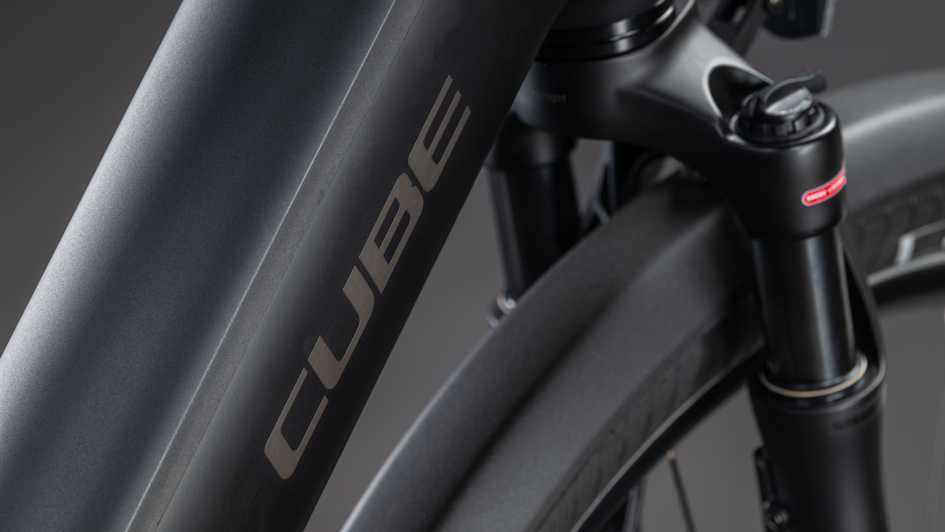 BICICLETA ELECTRICA CUBE SUPREME RT HYBRID DELUXE EX 600 EASY ENTRY BLACK CHROME 2026 54 cm [2]