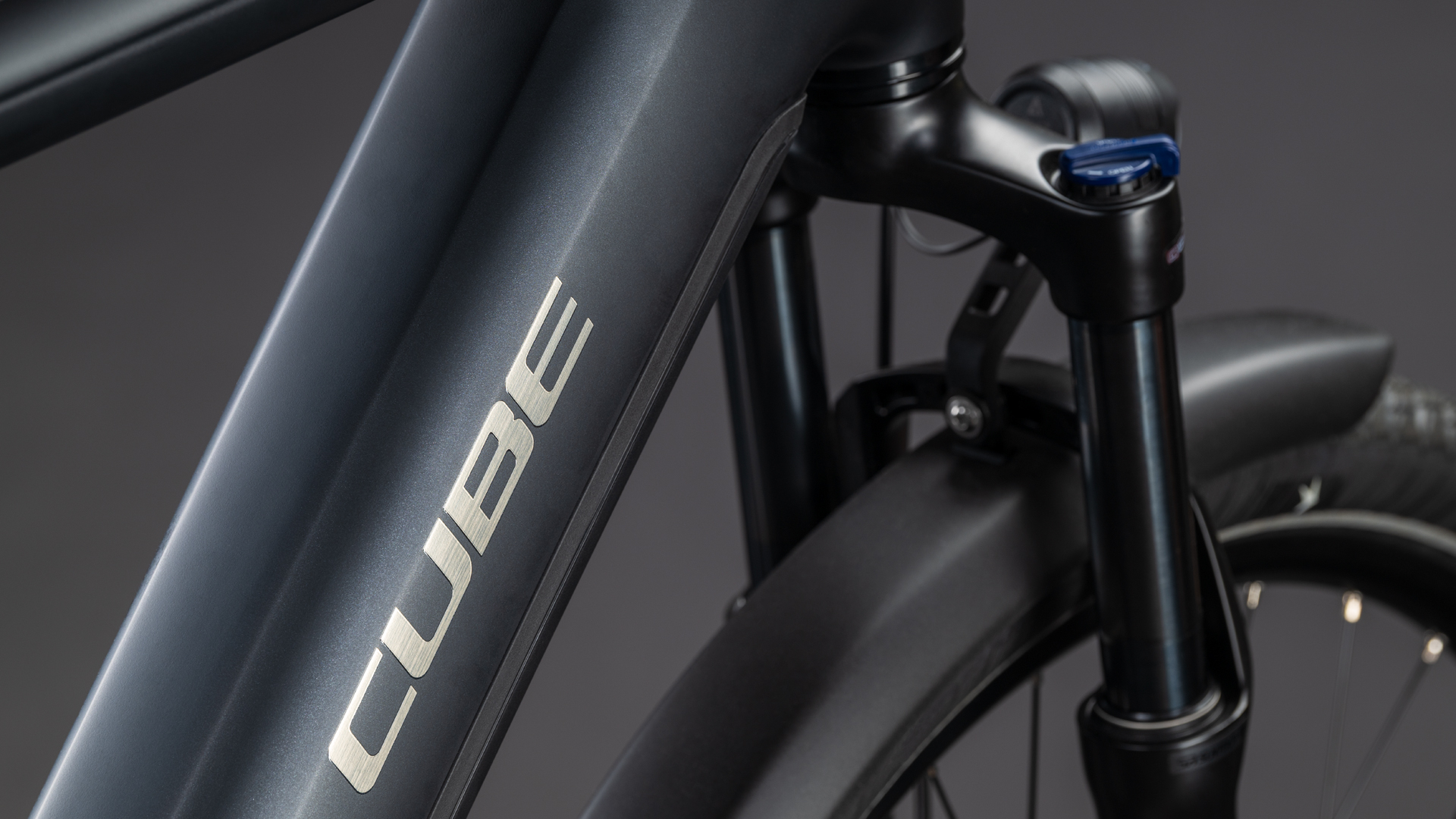 BICICLETA ELECTRICA CUBE TOURING HYBRID ONE 600 COAL CHROME 2026 54 cm [2]