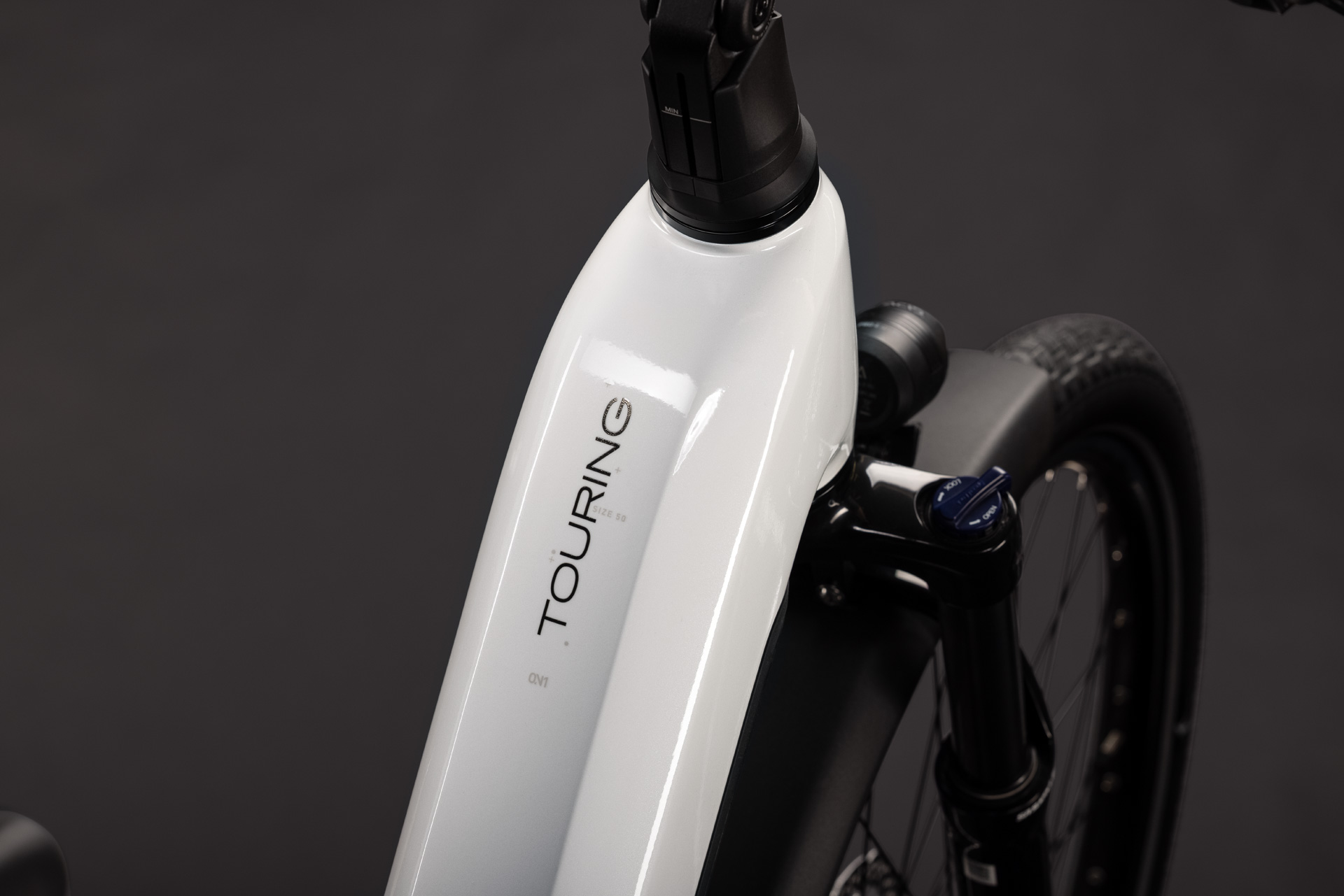 BICICLETA ELECTRICA CUBE TOURING HYBRID ONE 600 EASY ENTRY METALLICWHITE CHROME 2027 62 cm [1]