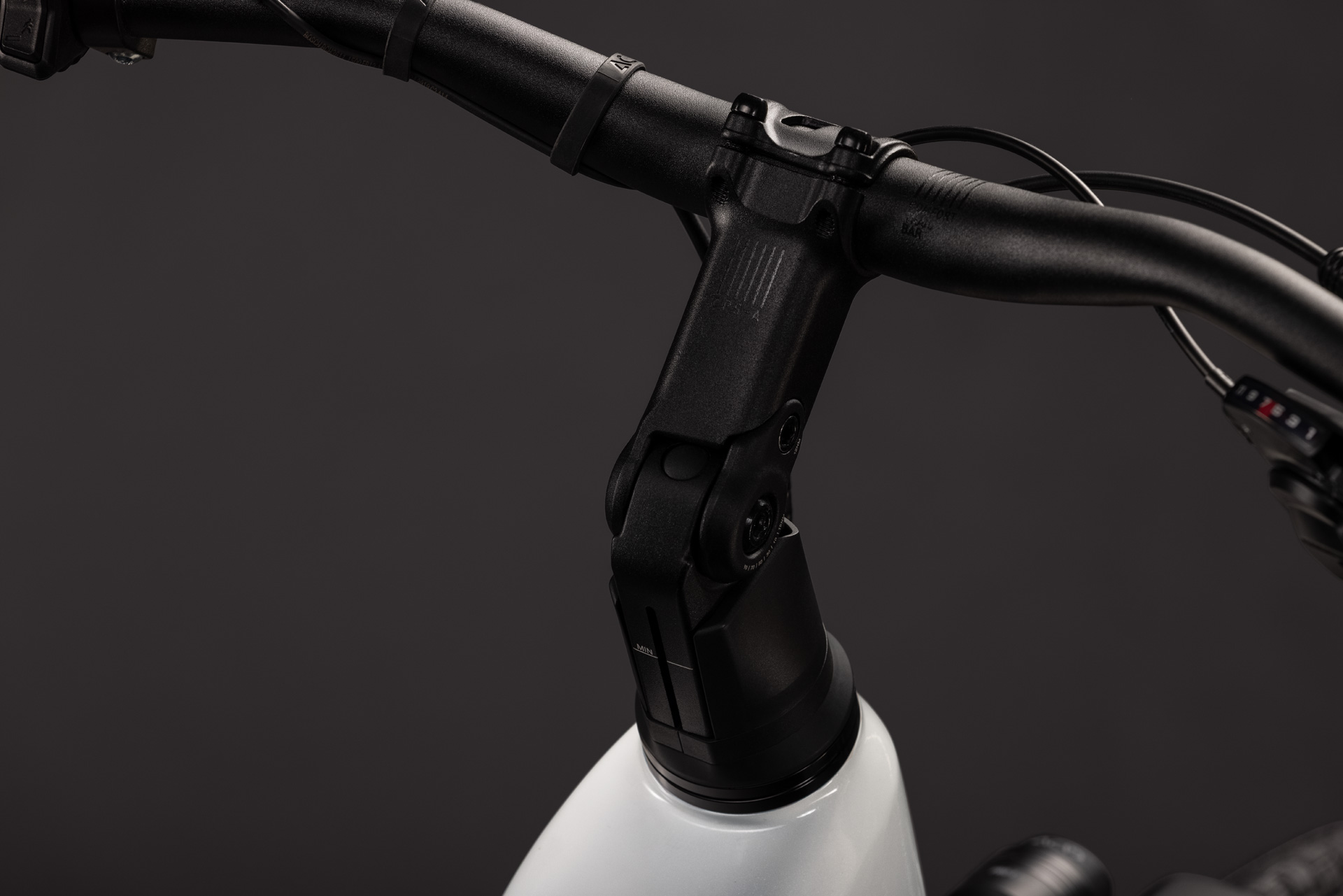 BICICLETA ELECTRICA CUBE TOURING HYBRID ONE 600 EASY ENTRY METALLICWHITE CHROME 2027 62 cm [3]