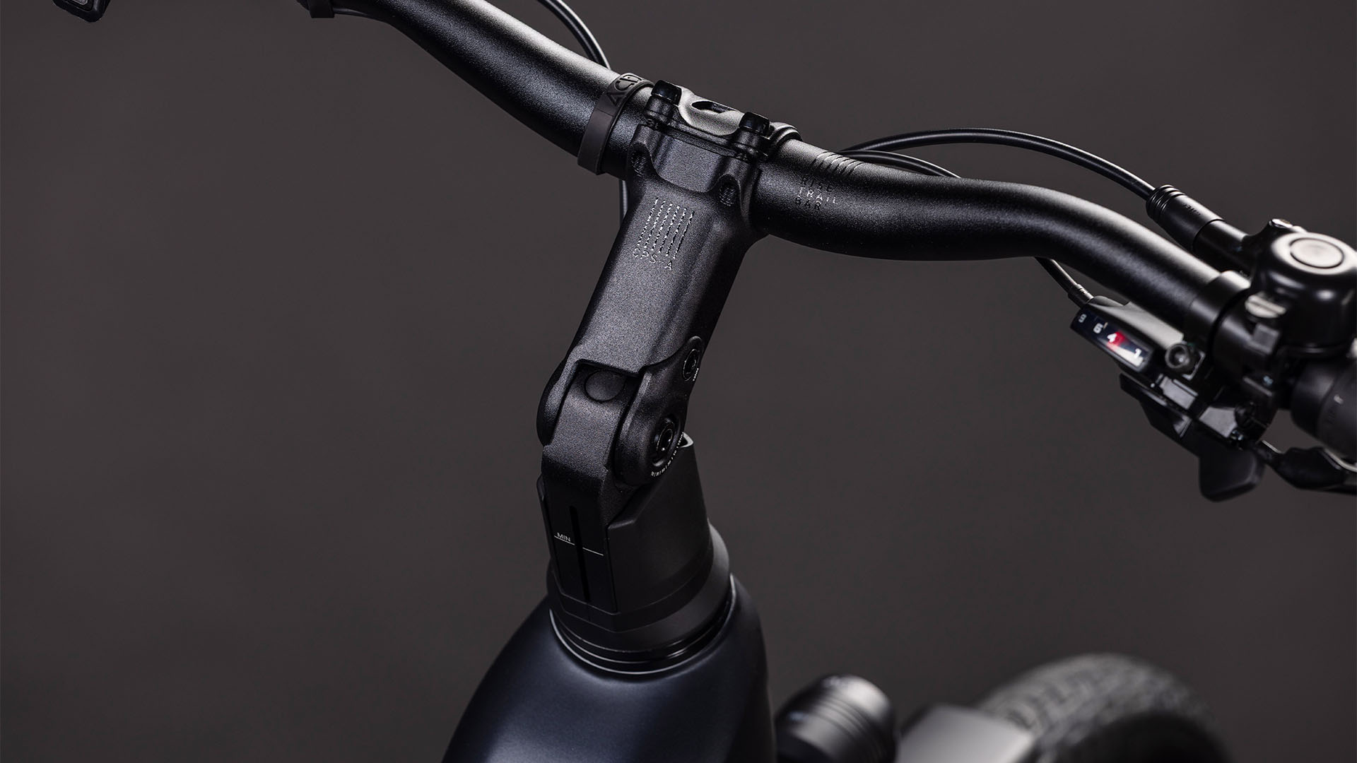 BICICLETA ELECTRICA CUBE TOURING HYBRID ONE 600 EASY ENTRY COAL CHROME 2026 46 cm [2]