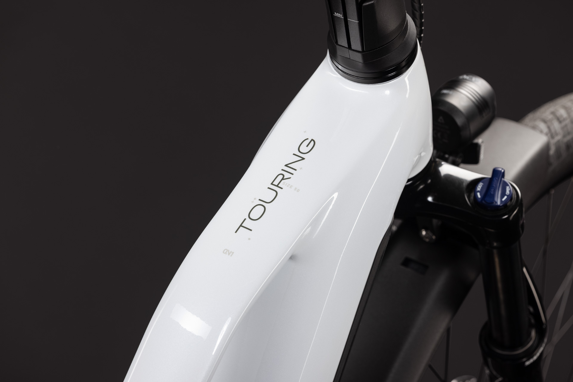 BICICLETA ELECTRICA CUBE TOURING HYBRID ONE 600 TRAPEZE METALLICWHITE CHROME 2027 54 cm [1]