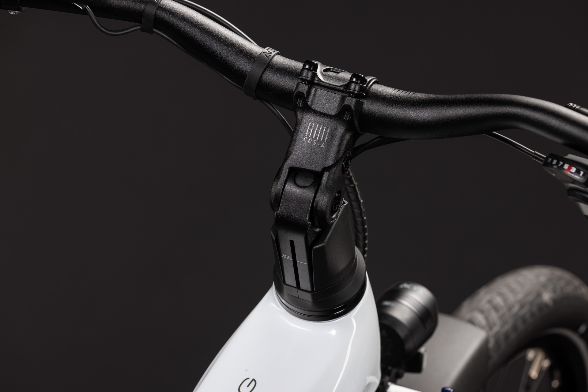 BICICLETA ELECTRICA CUBE TOURING HYBRID ONE 600 TRAPEZE METALLICWHITE CHROME 2027 54 cm [2]