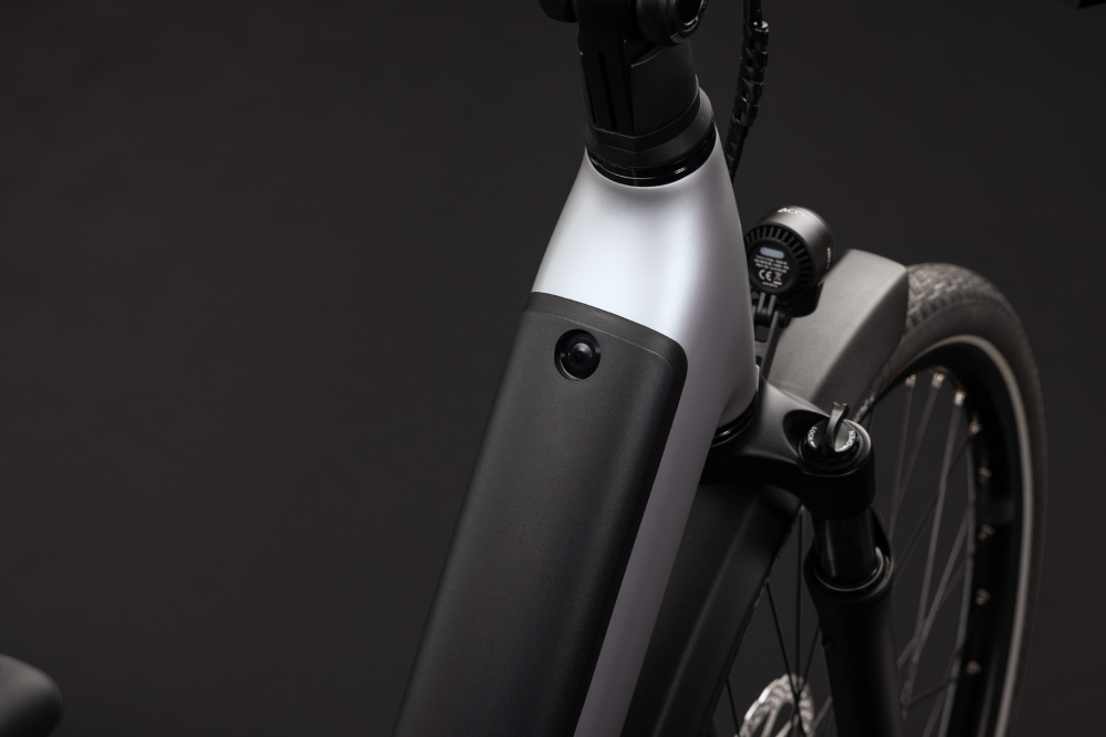 BICICLETA ELECTRICA CUBE SUPREME HYBRID DELUXE PRO 600 EASY ENTRY SILVERSTAR REFLEX 2027 cadru 58cm - roti 28 [2]
