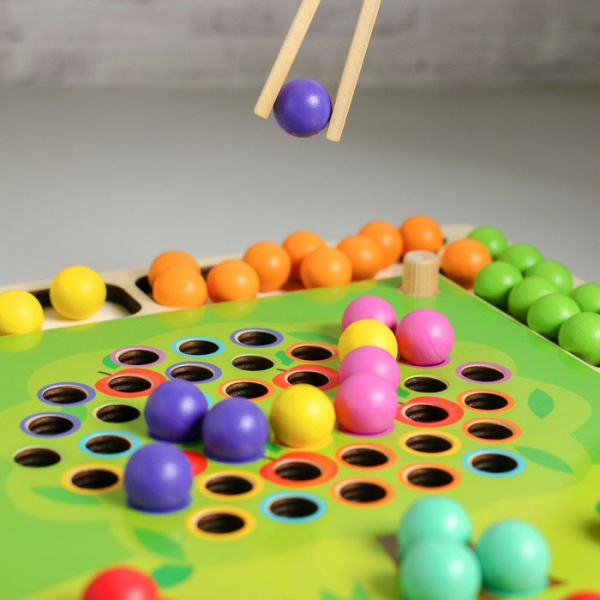 Joc Montessori de asociere si indemanare cu bile colorate [6]
