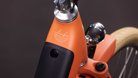 BICICLETA ELECTRICA CUBE ARUBA HYBRID 600 EASY ENTRY PAPAYA CREME 2026 50 cm [1]