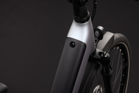 BICICLETA ELECTRICA CUBE SUPREME HYBRID DELUXE PRO 600 EASY ENTRY SILVERSTAR REFLEX 2027 cadru 58cm - roti 28 [1]