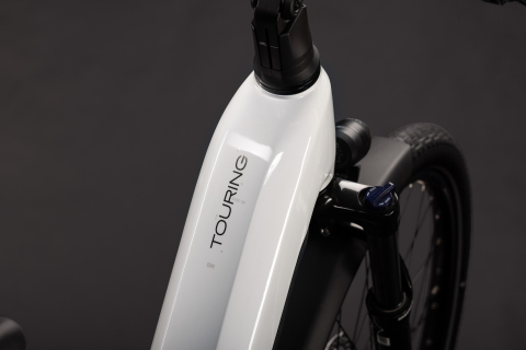 BICICLETA ELECTRICA CUBE TOURING HYBRID ONE 600 EASY ENTRY METALLICWHITE CHROME 2027 50 cm [1]