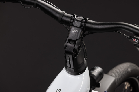 BICICLETA ELECTRICA CUBE TOURING HYBRID ONE 600 TRAPEZE METALLICWHITE CHROME 2027 54 cm [2]