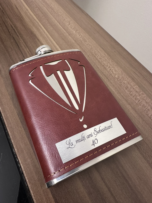 4 in 1 Business Gift for Men: Sah, Sticla + pahar, Zaruri, Carti de Joc [5]