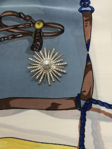 Brosa Médaillon Soleil Gold & Esarfa Coco by Borealy [2]