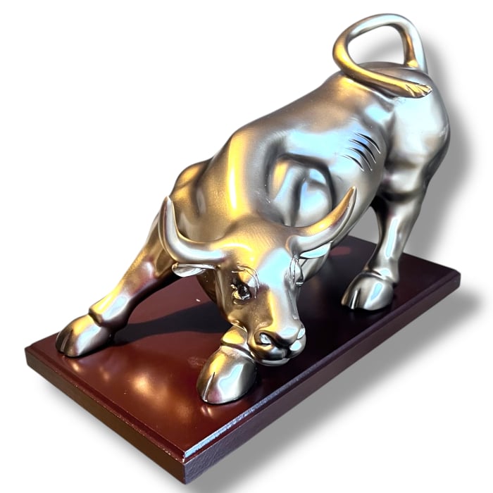 Cadou Wall Street Bull - Statuetă Taur pe Suport de Lemn [2]