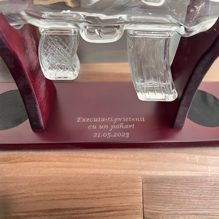 Decantor Pusca cu Patru Pahare cu Glont & Suport Lemn Kitchen. TOP 10 Cadouri Barbati [11]