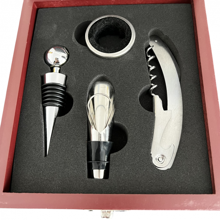Cadou Barbati Set 4 accesorii vin in cutie de lemn [2]