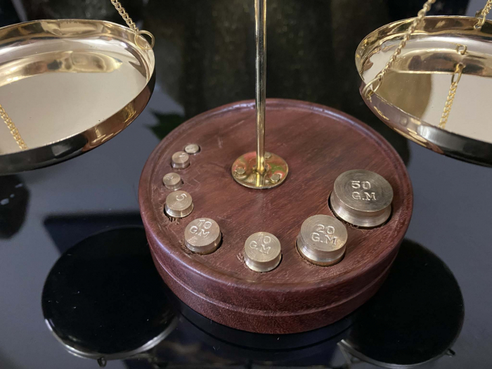 Balanta aurie din alama, 100g, cu baza din lemn [4]