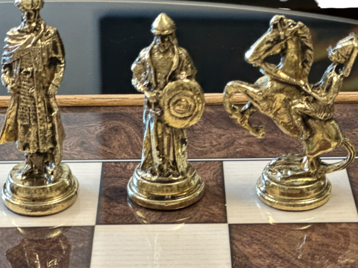 Joc de Șah și Table – Set Deluxe cu Piese din Metal Auriu/Argintiu Sculptate Manual [2]