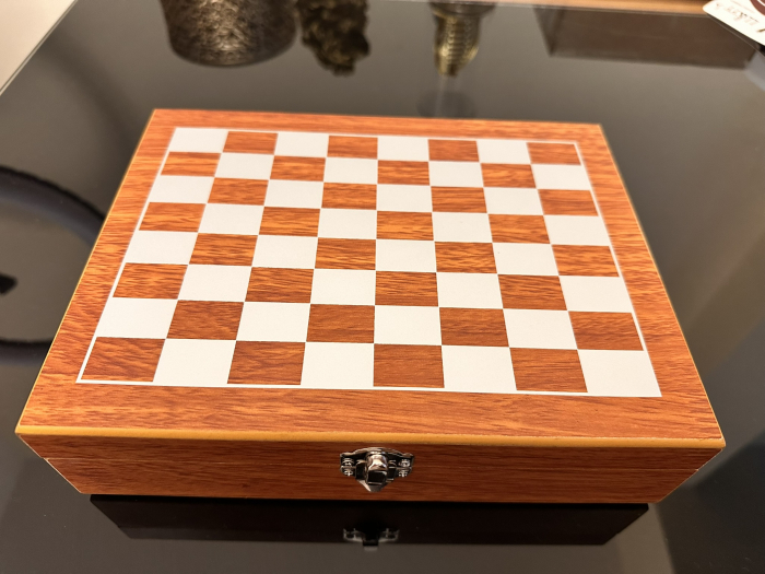 4 in 1 Business Gift for Men: Sah, Sticla + pahar, Zaruri, Carti de Joc [3]