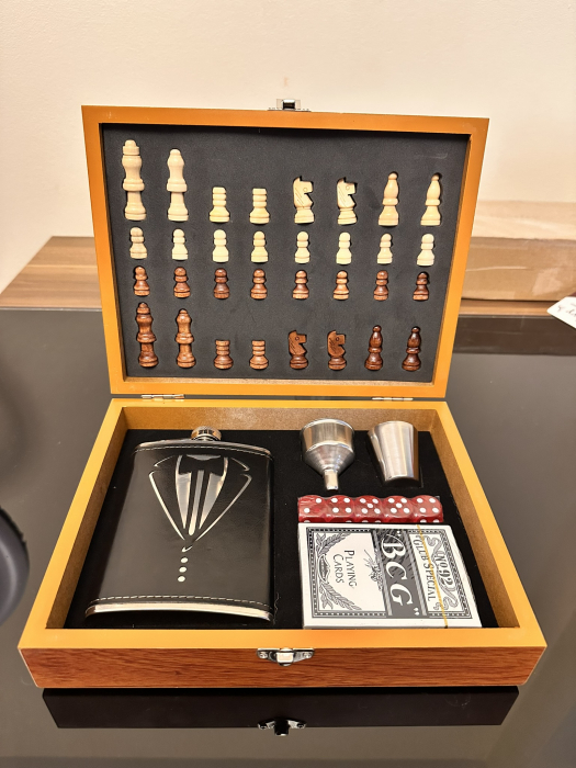 4 in 1 Business Gift for Men: Sah, Sticla + pahar, Zaruri, Carti de Joc [4]