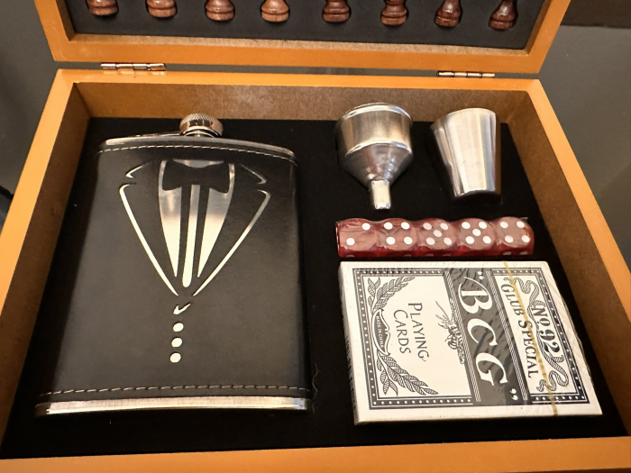 4 in 1 Business Gift for Men: Sah, Sticla + pahar, Zaruri, Carti de Joc [2]