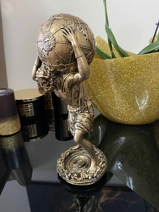 Statueta Atlas ce tine pe umeri bolta cereasca [2]