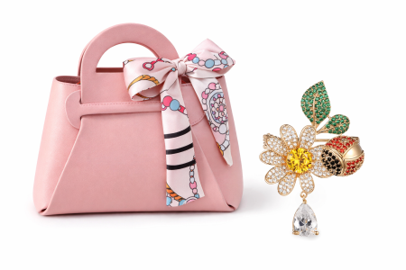 Bijuterii - Broșă elegantă Floare si Buburuză & Cadou Esarfa Matase & Mini Gentuta – Cadou special pentru femei de 8 Martie