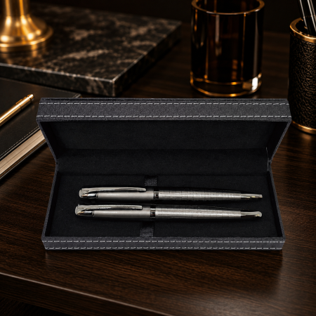 Cadouri Bărbați – Idei Premium pentru Soț, Tată, Iubit sau Șef | Borealy - Set 2 Pixuri Metalice în Cutie din Piele Ecologică Cadou Elegant Bărbați