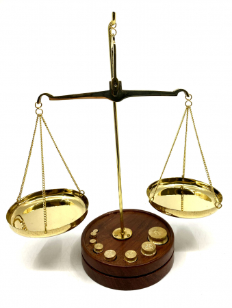 Balanta aurie din alama, 100g, cu baza din lemn [0]