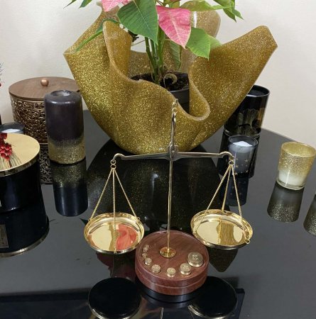 Balanta aurie din alama, 100g, cu baza din lemn [1]